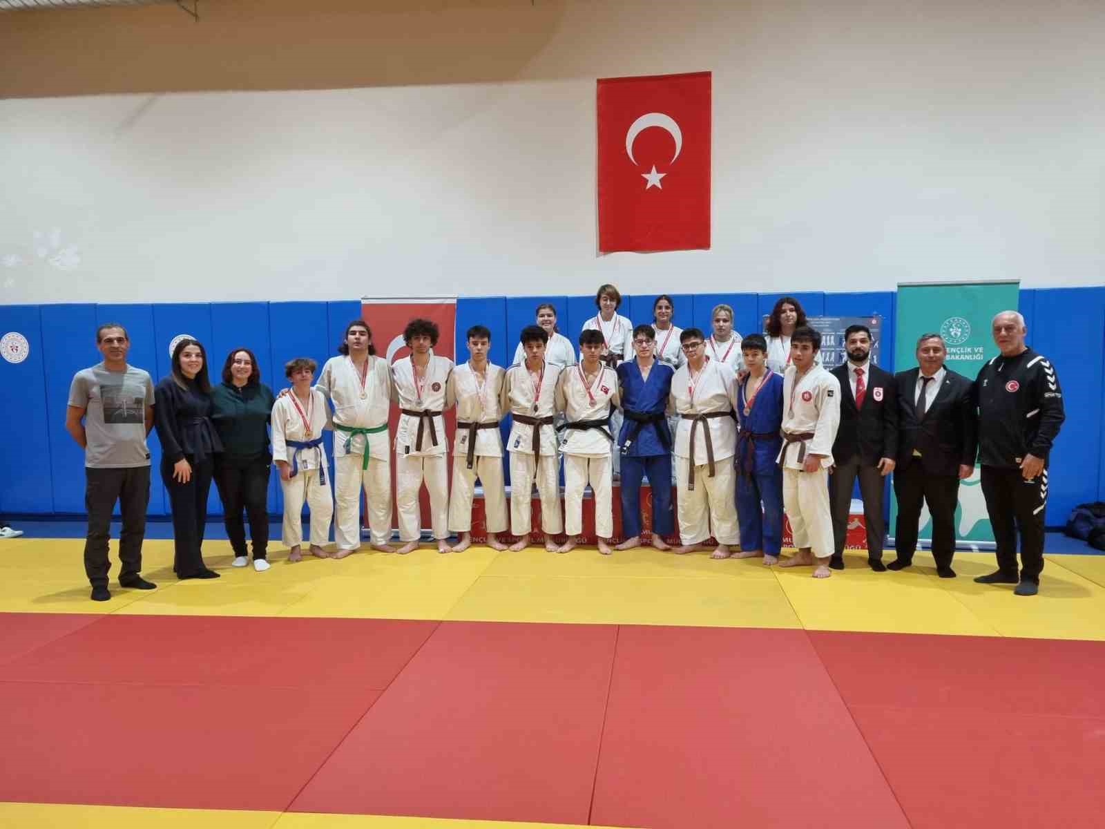Okul sporları gençler judo il birinciliği nefesleri kesti
