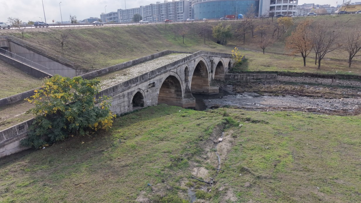 E-5’in yanında çukura terk edildi: 470 yıllık Haramidere Köprüsü içler acısı halde
