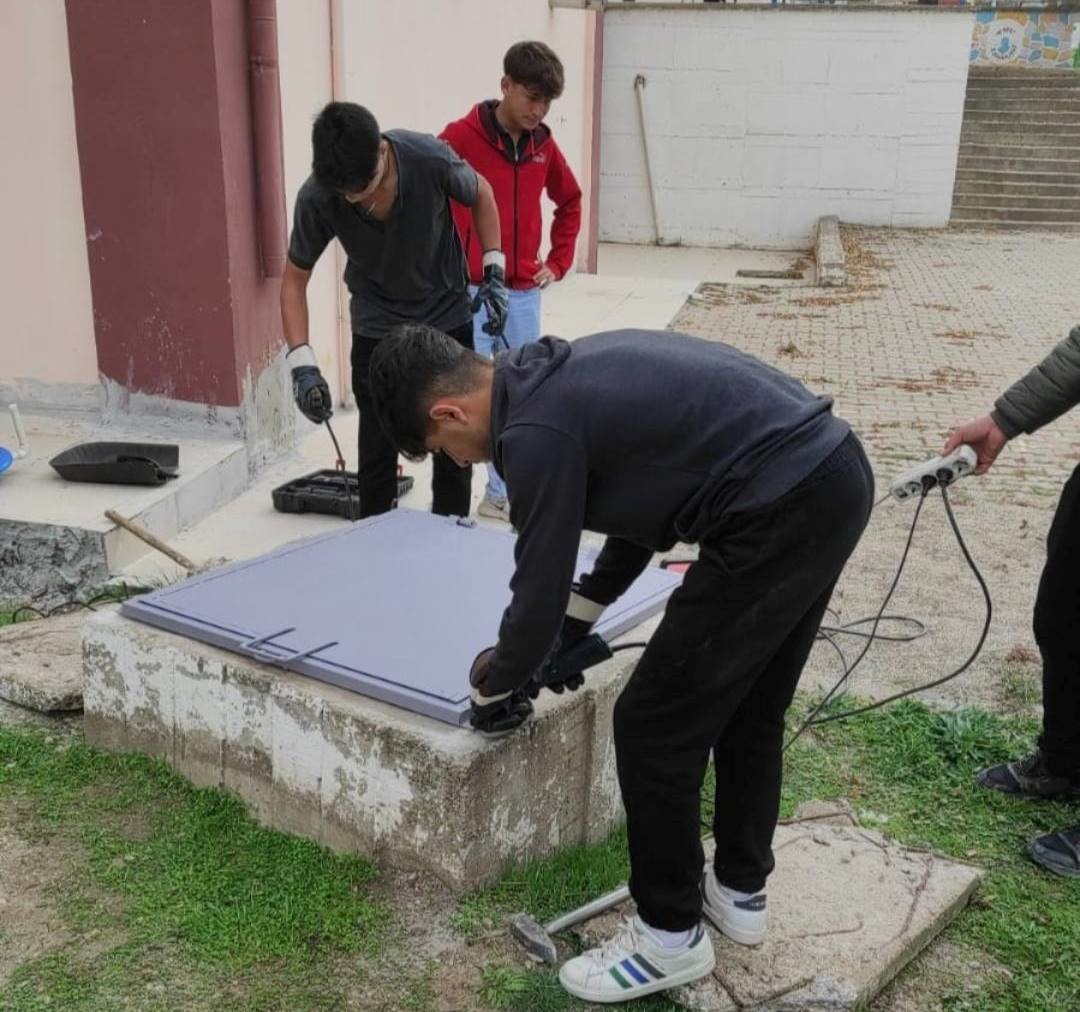 Emet’te Mesleki ve Teknik Anadolu Lisesi öğrencileri eski ve riskli rögar kapaklarını yenileriyle değiştirdi