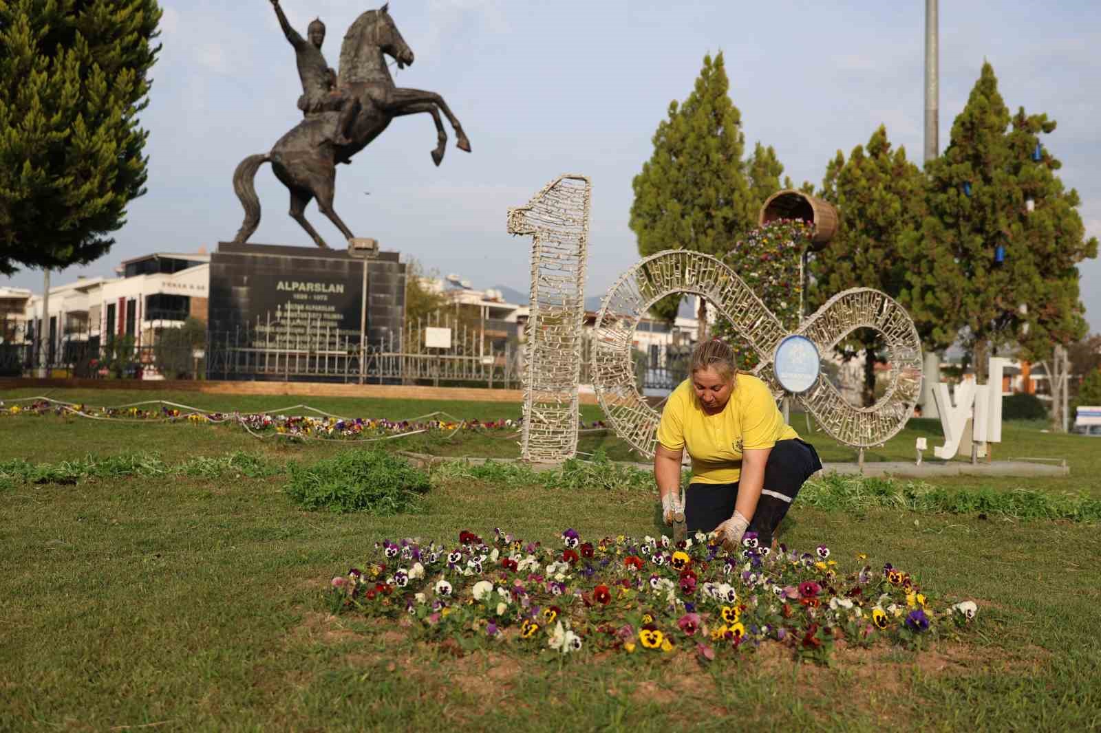 Aydın rengarenk çiçeklerle bezeniyor