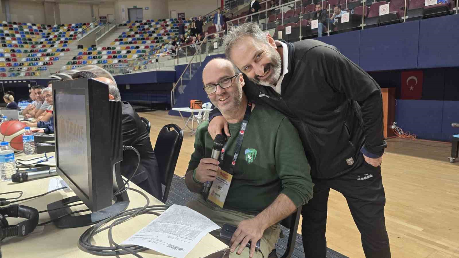 Kadınlar Basketbol Süper Ligi maçında anonsçu olmayınca görev gazeteciye düştü