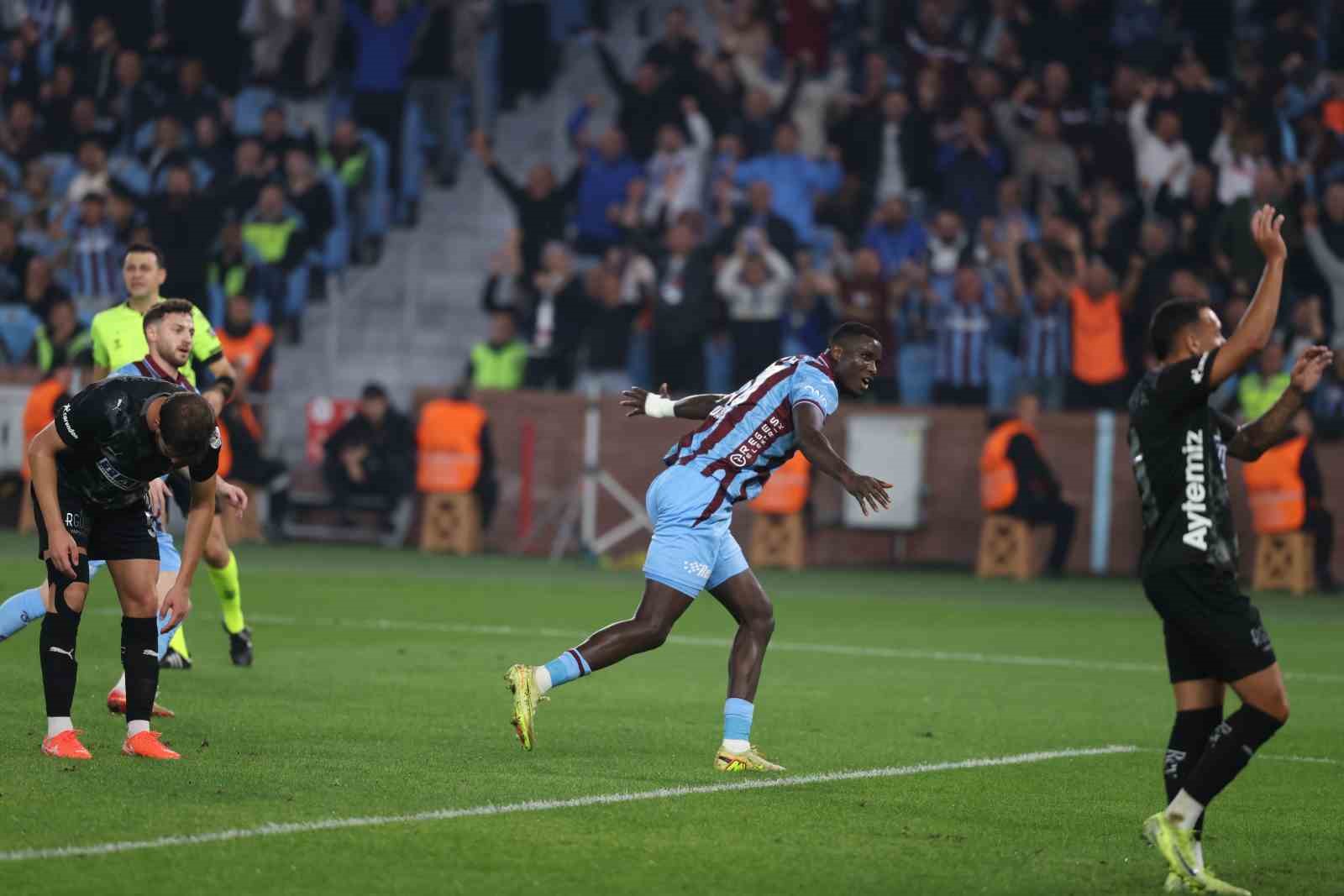 Trendyol Süper Lig: Trabzonspor: 1 - Alanyaspor: 0 (İlk yarı)