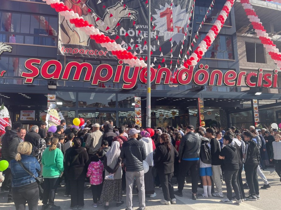 Ankara’da 1 liraya satılan tavuk döner ve ayrana vatandaşlardan yoğun ilgi