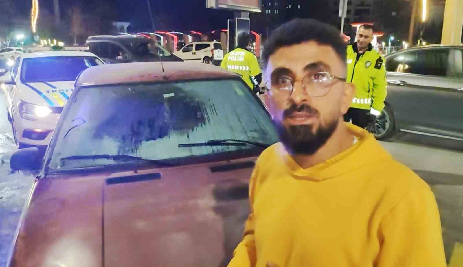 Aksaray’da seyir halindeyken yanan otomobili esnaf söndürdü