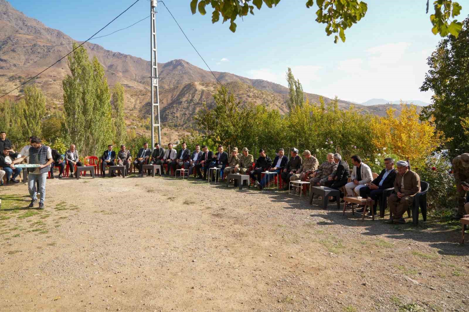 2. Ordu Komutanı Korgeneral Topaloğlu gaziyi köyünde ziyaret etti