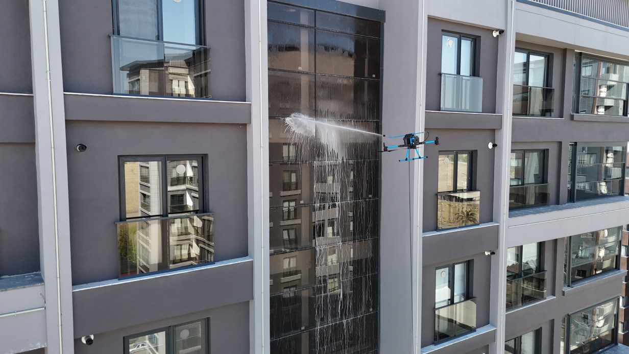 Adana’da cam temizliğine yeni soluk: Dronlar camcı oldu
