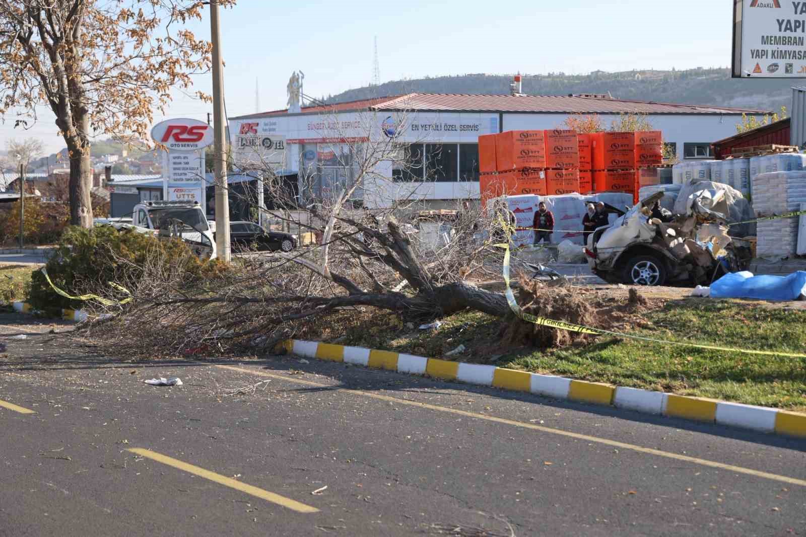 İkiye bölünen otomobil, genç arkadaşlara mezar oldu