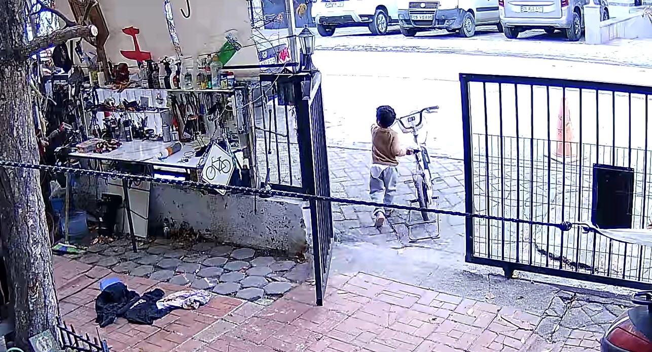 Bisikletini çalan çocuklara üzülen adam 