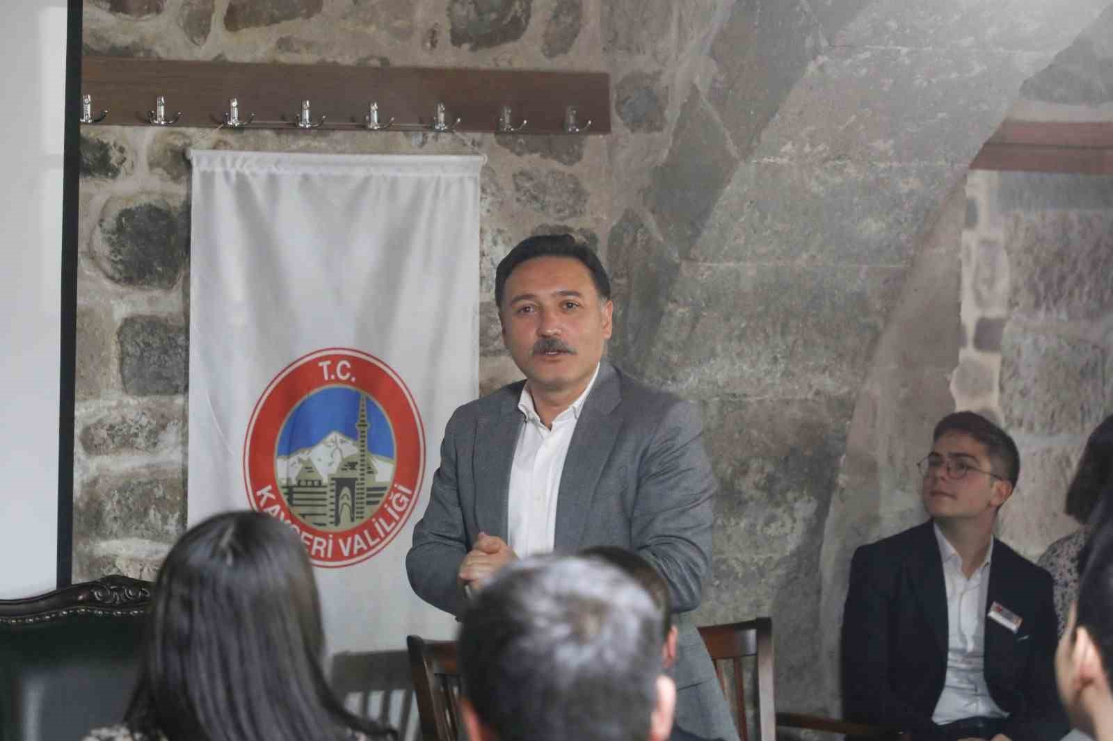 Vali Çiçek; Mektep Melikgazi’de öğrencilerle tecrübelerini paylaştı