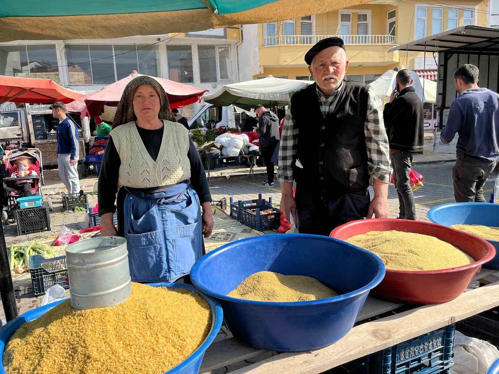 Yozgat’ta 70’lik çift 40 yıldır omuz omuza pazarcılık yapıyor