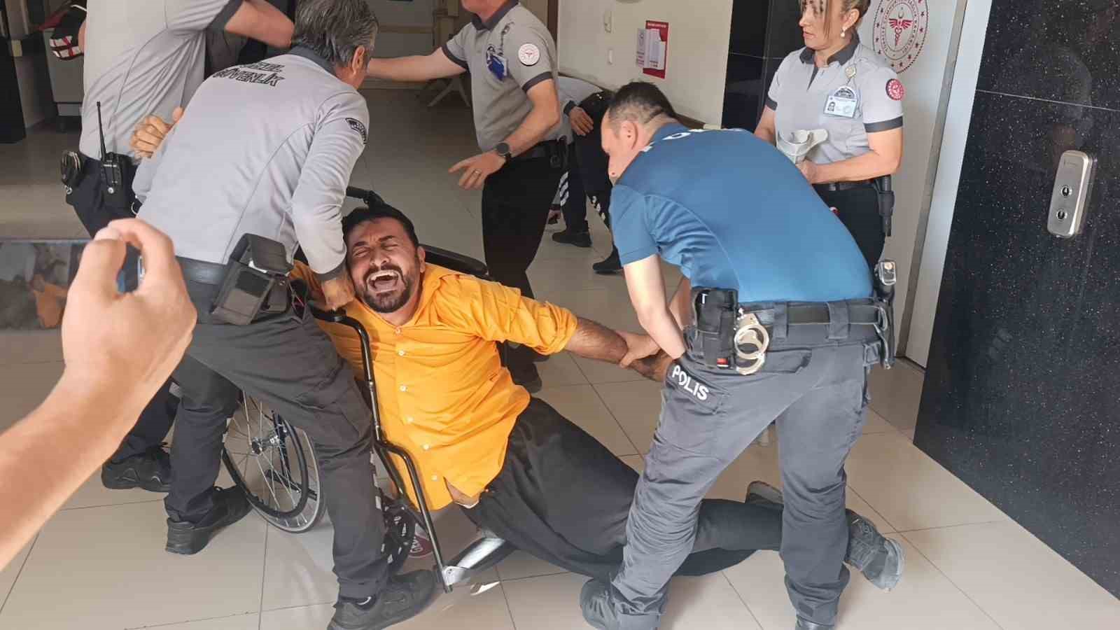 Yangın tahliyesinde hasta ve yakını rolündeki hastane çalışanlarından ’Oscar’lık performans