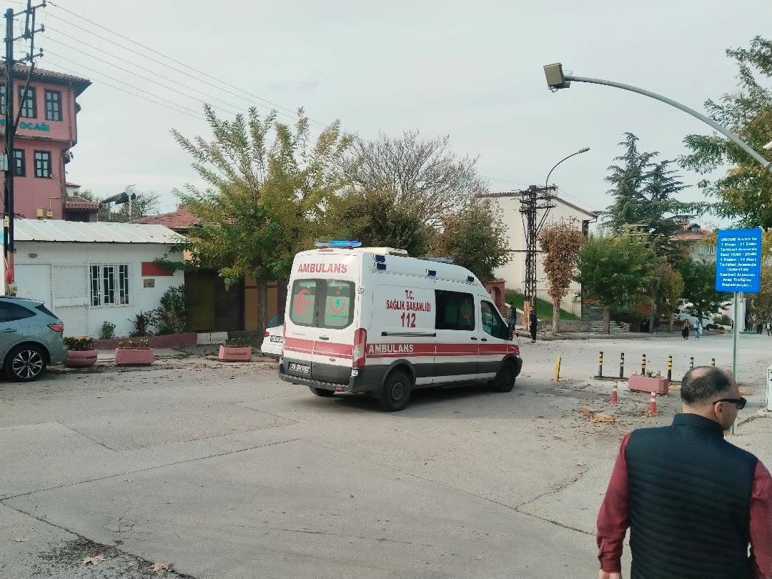 Odunpazarı’nda ambulansa demir duba engeli