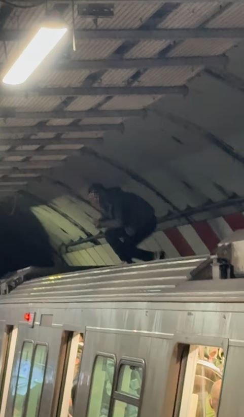 İstanbul’da metroda yaşanan ilginç anlar kamerada