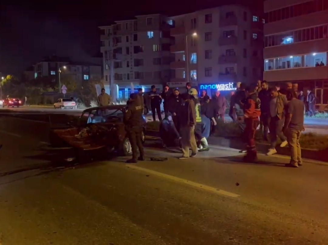 Kontrolden çıkan otomobil elektrik direğine çarptı: 1 yaralı