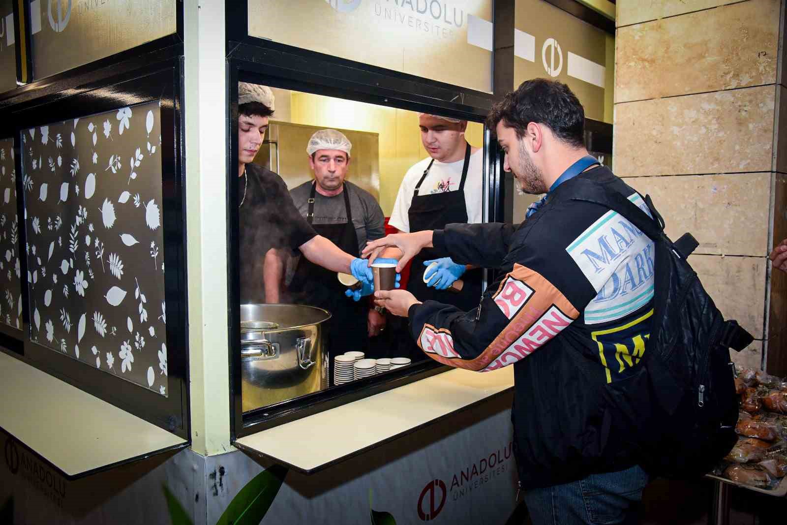 Anadolu Üniversitesi’nden sınav haftasında öğrencilere çay, kahve ve çorba ikramı