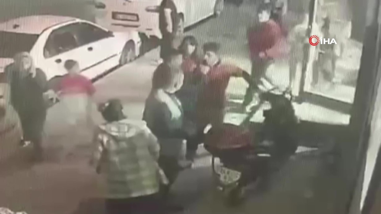 Esenyurt’ta engelli adama bıçaklı saldırı kamerada