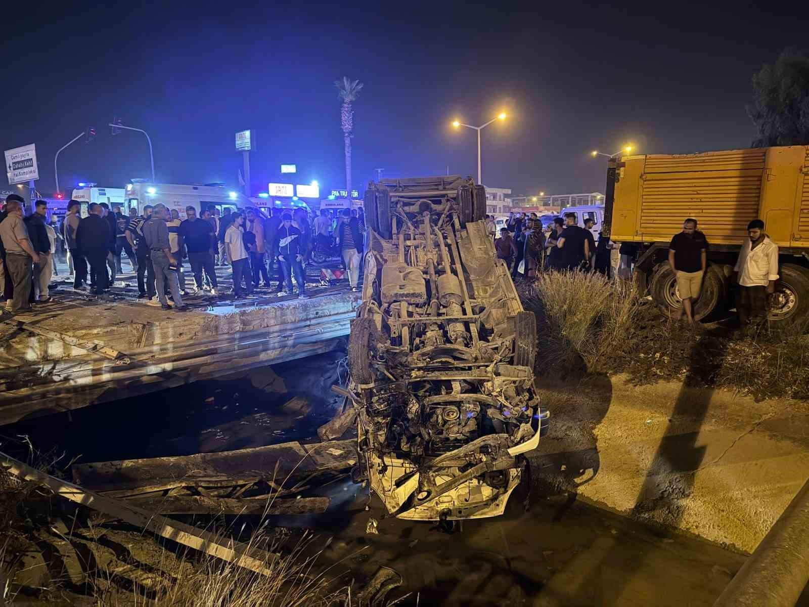 Mersin’de 10 kişinin yaralandığı kaza anı kamerada