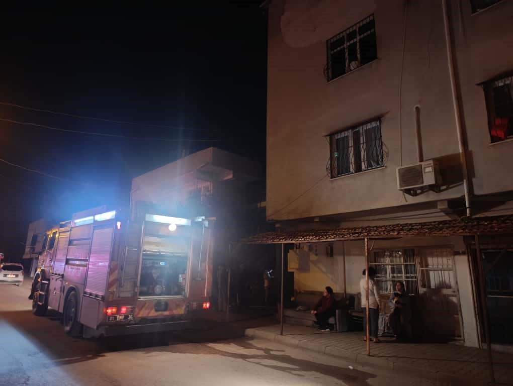 Kozan’da ikamet yangını: 4 kişi dumandan etkilendi