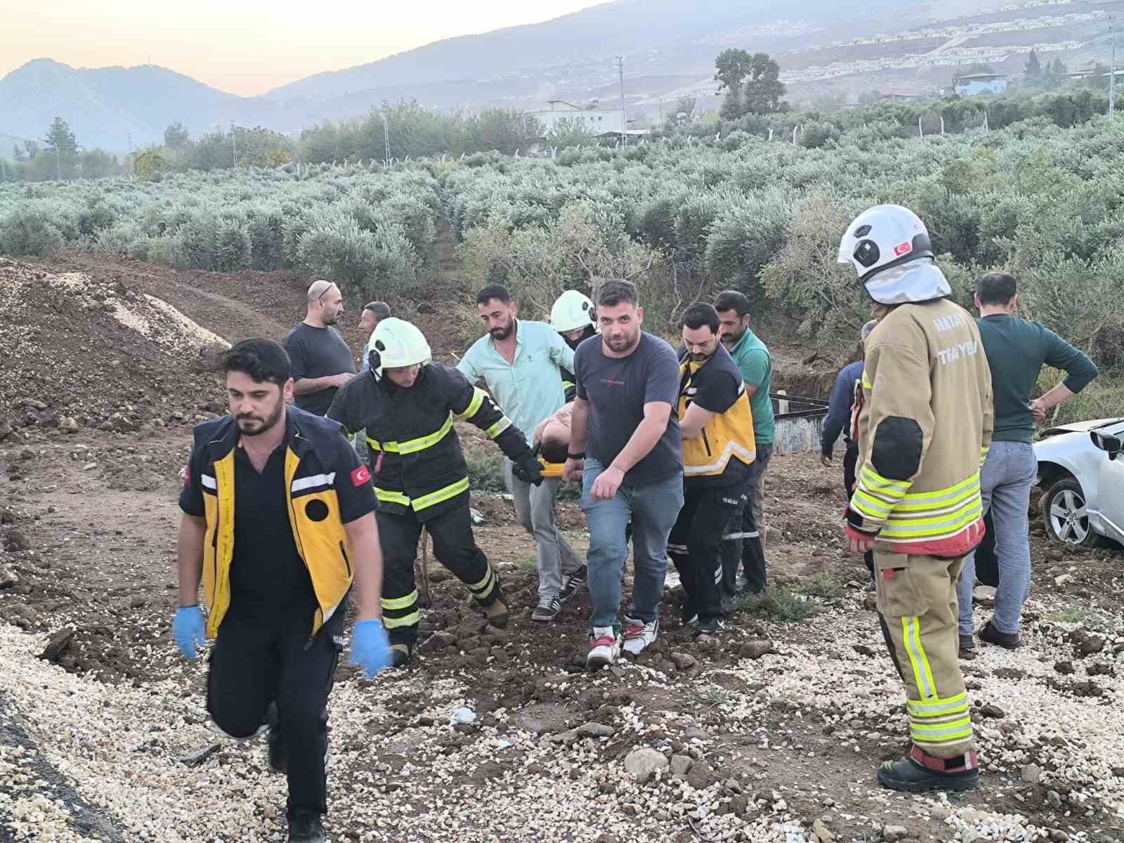 Otomobil zeytin bahçesine uçtu: 1 yaralı