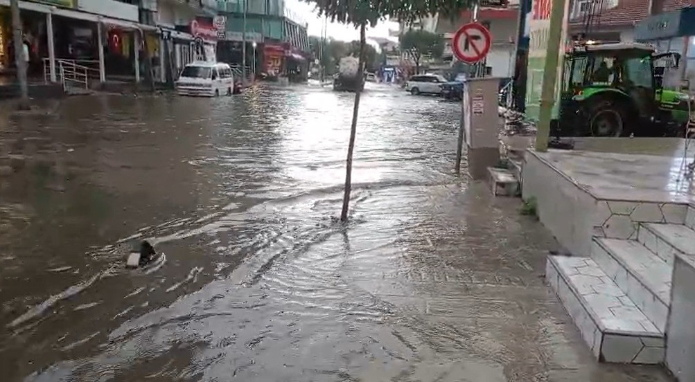 İzmir’in kuzey ilçelerinde kuvvetli sağanak yağış