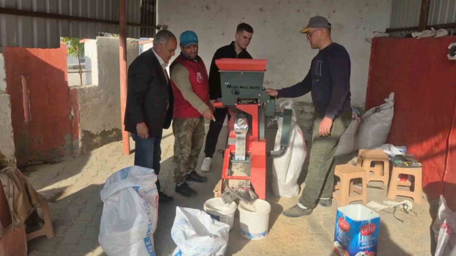 Üreticinin yüzü güldü: Ücretsiz pirinç soyma hizmeti