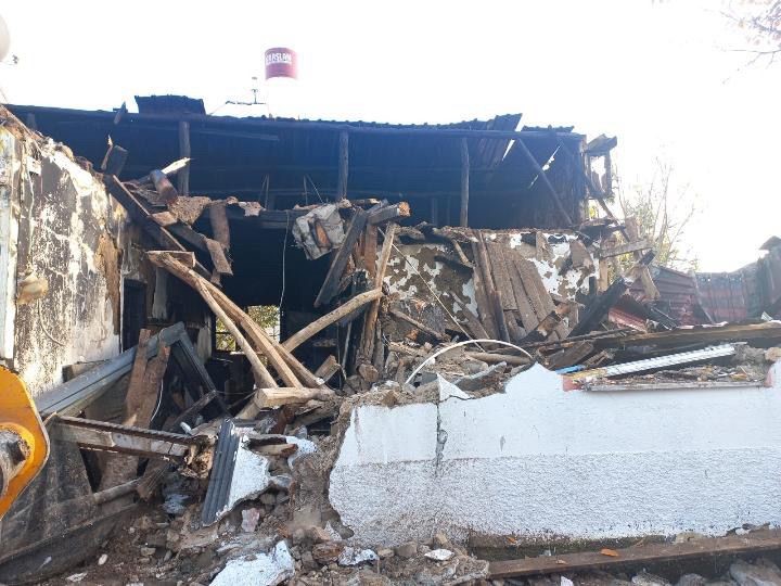 Tek katlı evde çıkan yangın 1 saatte söndürüldü