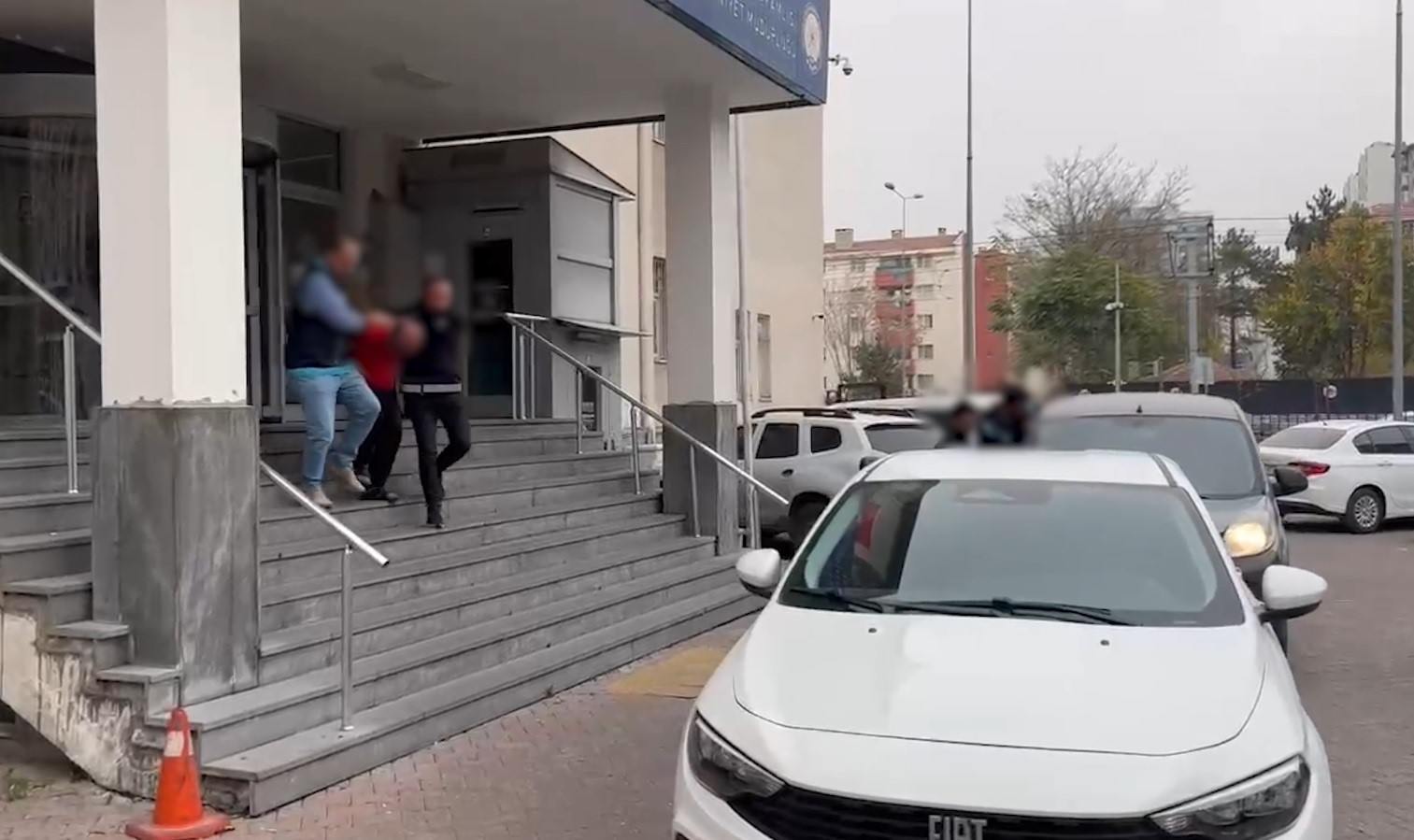 Evden hırsızlık yapan 2 şüpheli yakalandı