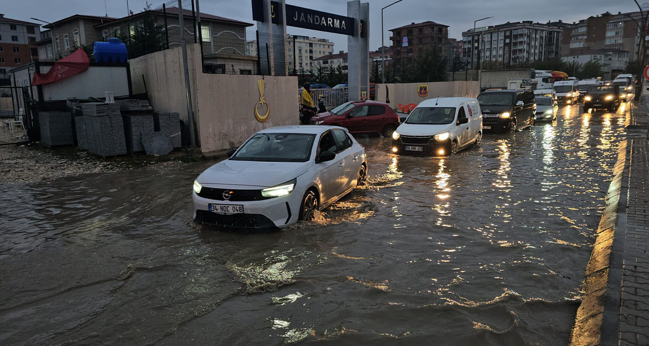 Çerkezköy’de sağanak yağış hayatı felç etti