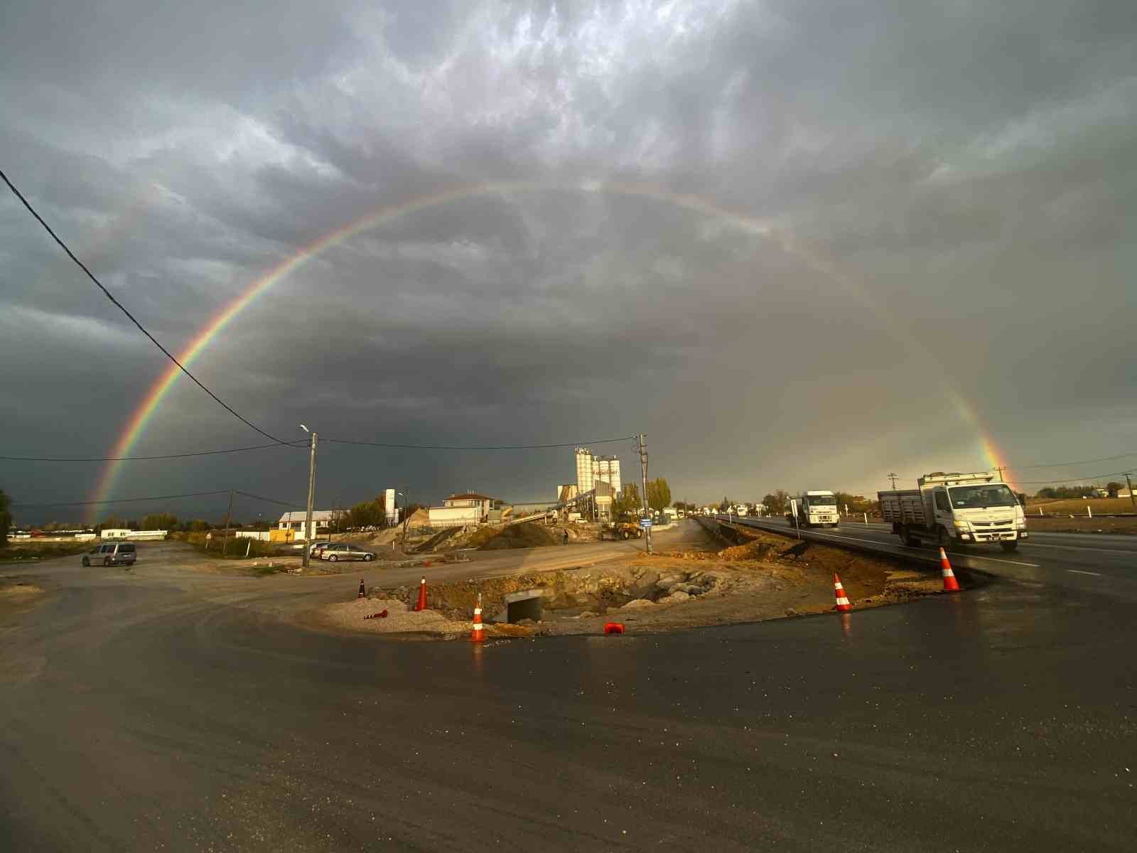 Yağmur sonrası beliren gökkuşağı görsel şölen oluşturdu
