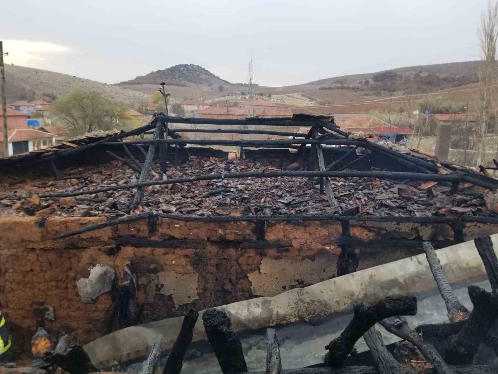 Eski kıyafetleri tandırda ateşe verdi, çatı alev alev yandı