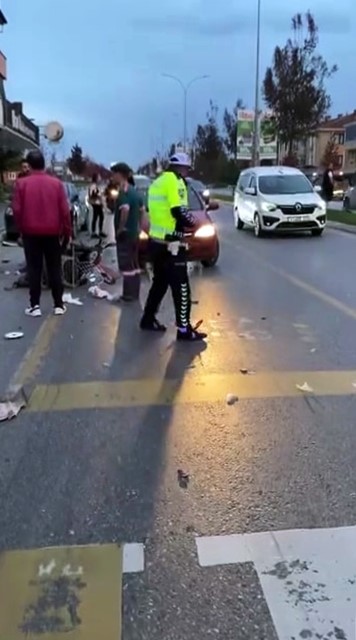 Sakarya’da otomobil ile motorlu bisiklet çarpıştı: 1 yaralı