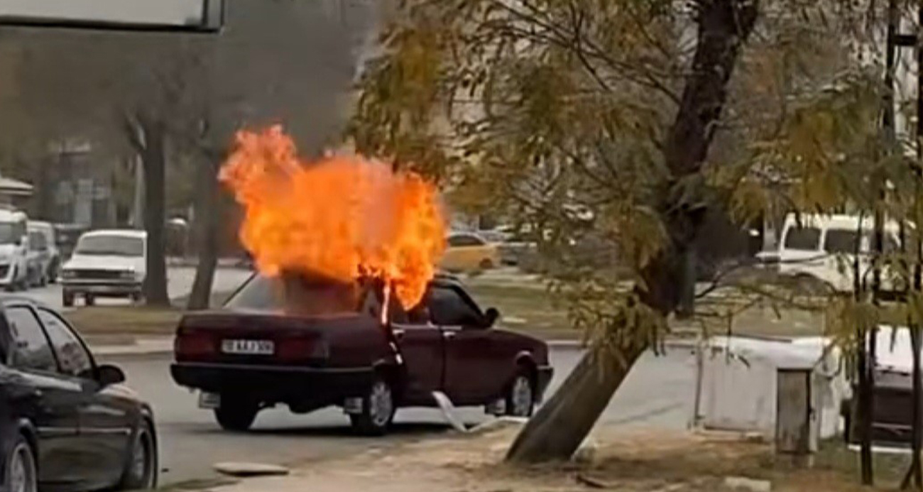 Elazığ’da seyir halindeyken yanan otomobil kullanılamaz hale geldi