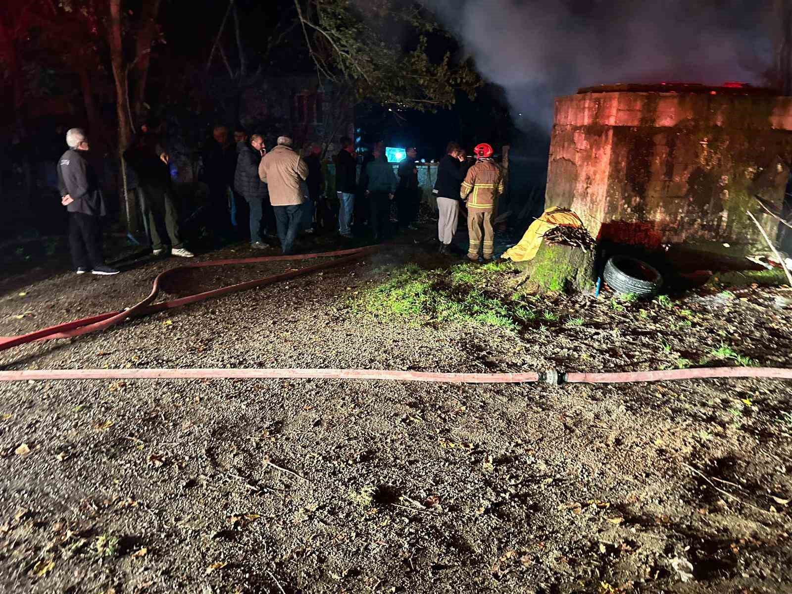 Bartın’da yıldırım düştü: 2 araç yandı