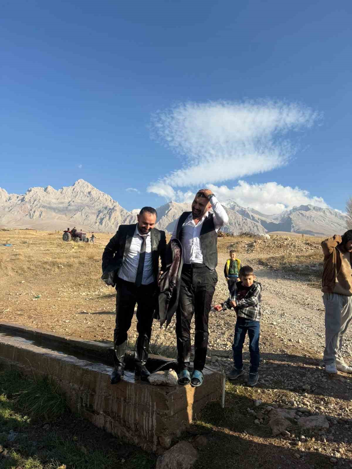 Çamardı’da ’damat serinletme’ geleneği renkli görüntülere sahne oldu