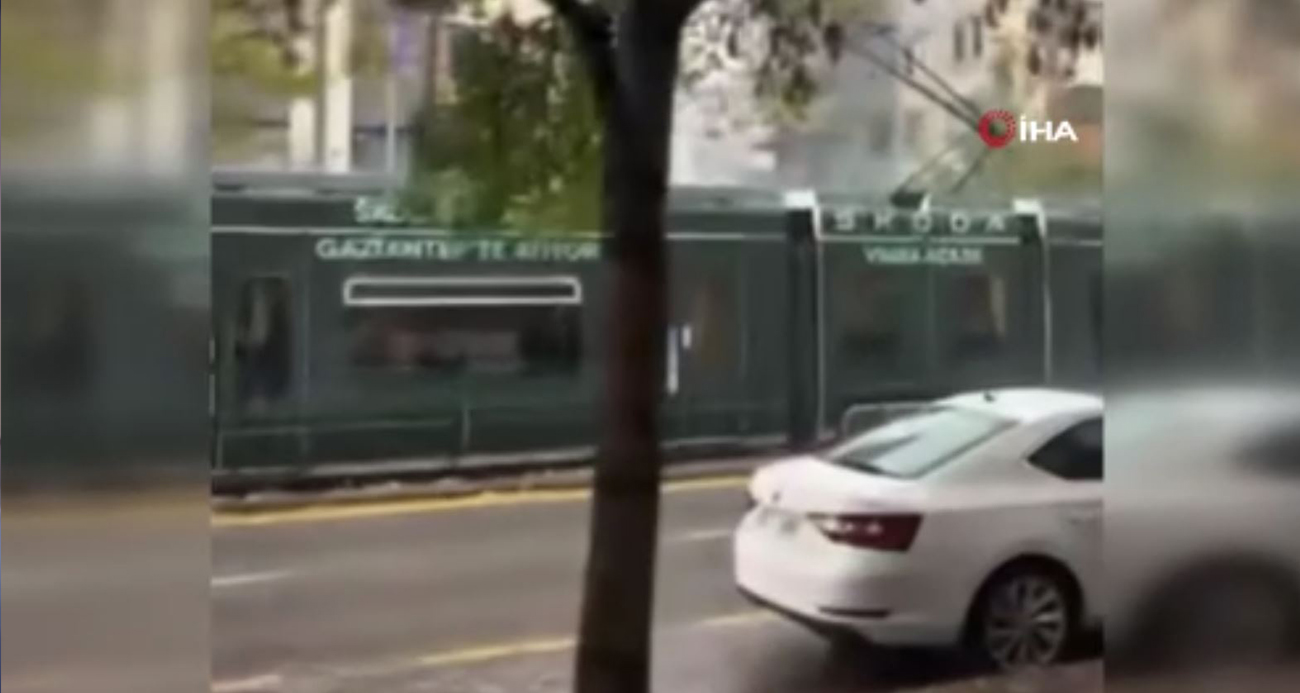 Gaziantep’te faciadan dönüldü: Yüzlerce yolcunun olduğu tramvaya yıldırım isabet etti