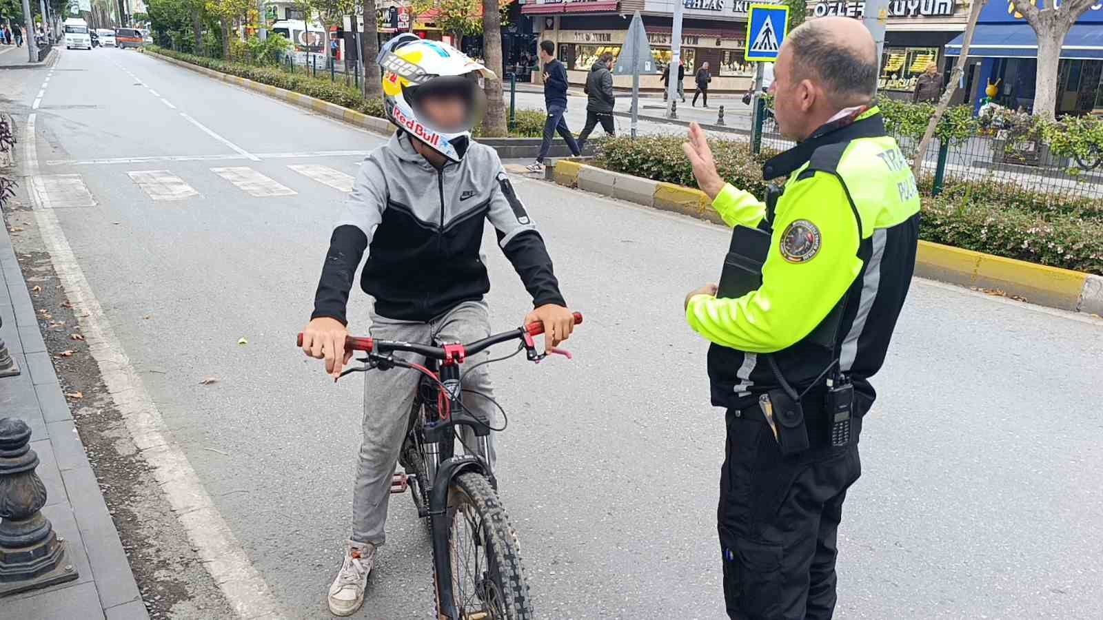 Trafik polisinden trafiği tehlikeye düşüren bisikletliye nasihat: 