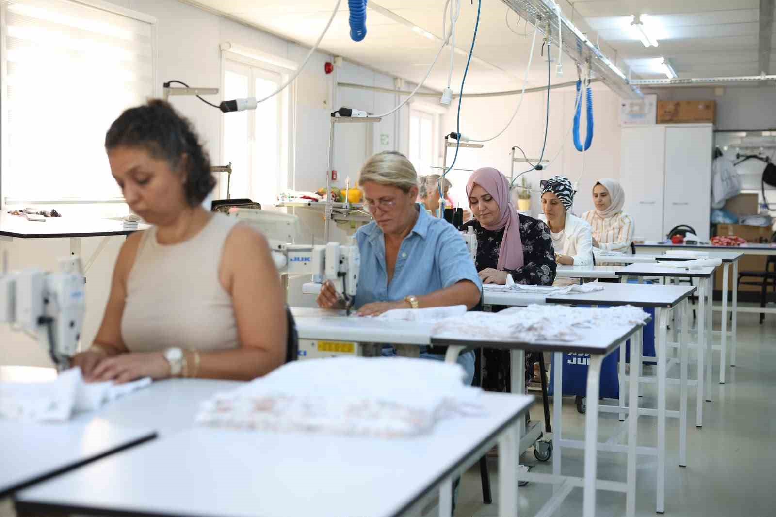 didim-de-kadinlar-dikis-ogrenirken-uretime-de-katki-sagliyor