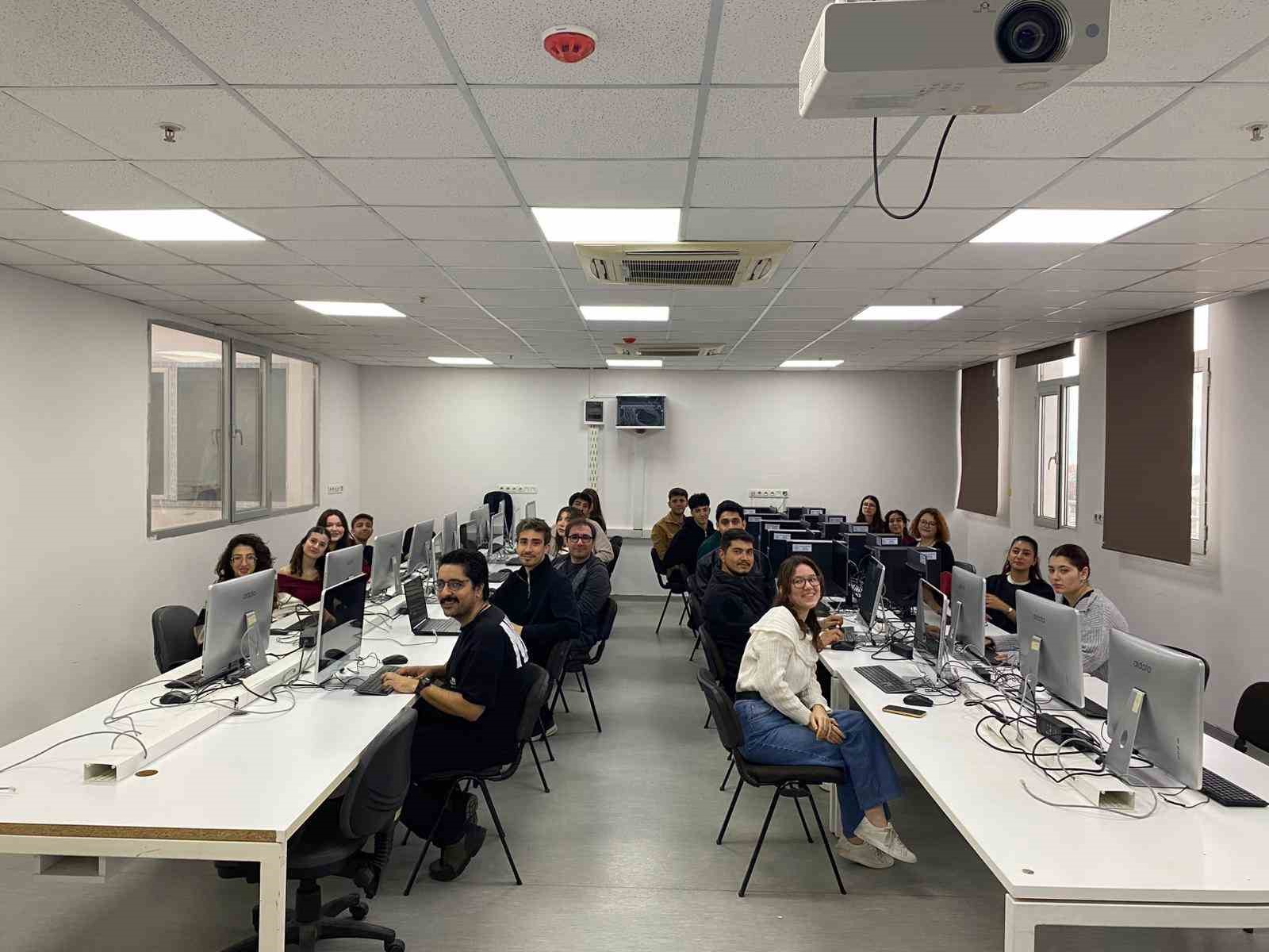 ADÜ’de bilgisayar labaratuvarı yenilendi