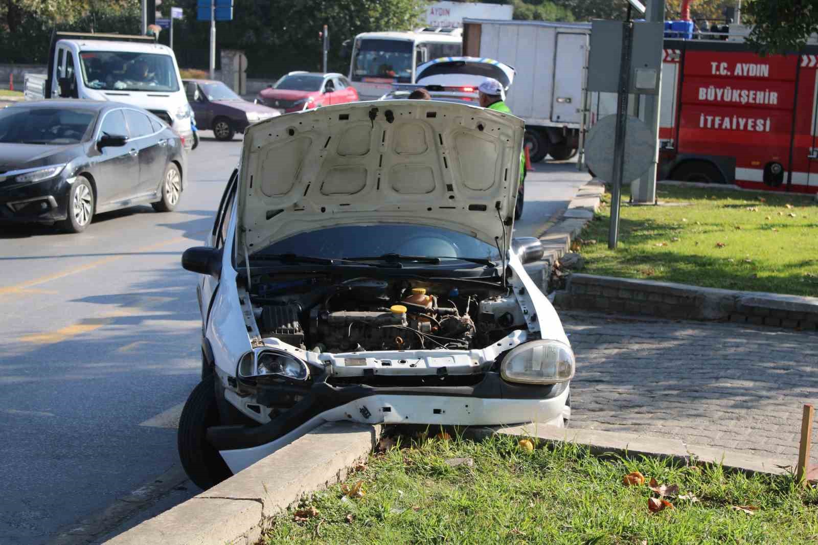 Direksiyon hakimiyeti kaybolan ehliyetsiz sürücü refüje çarptı