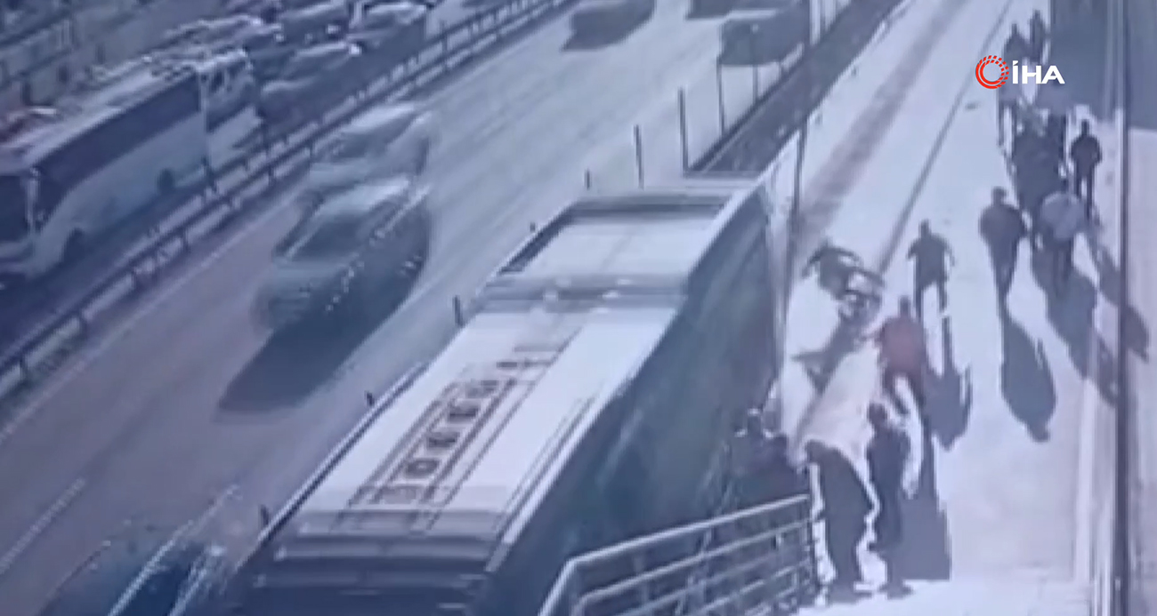 Cevizlibağ’da metrobüs engelli yolcuya çarptı, yaşlı adam hayatını kaybetti