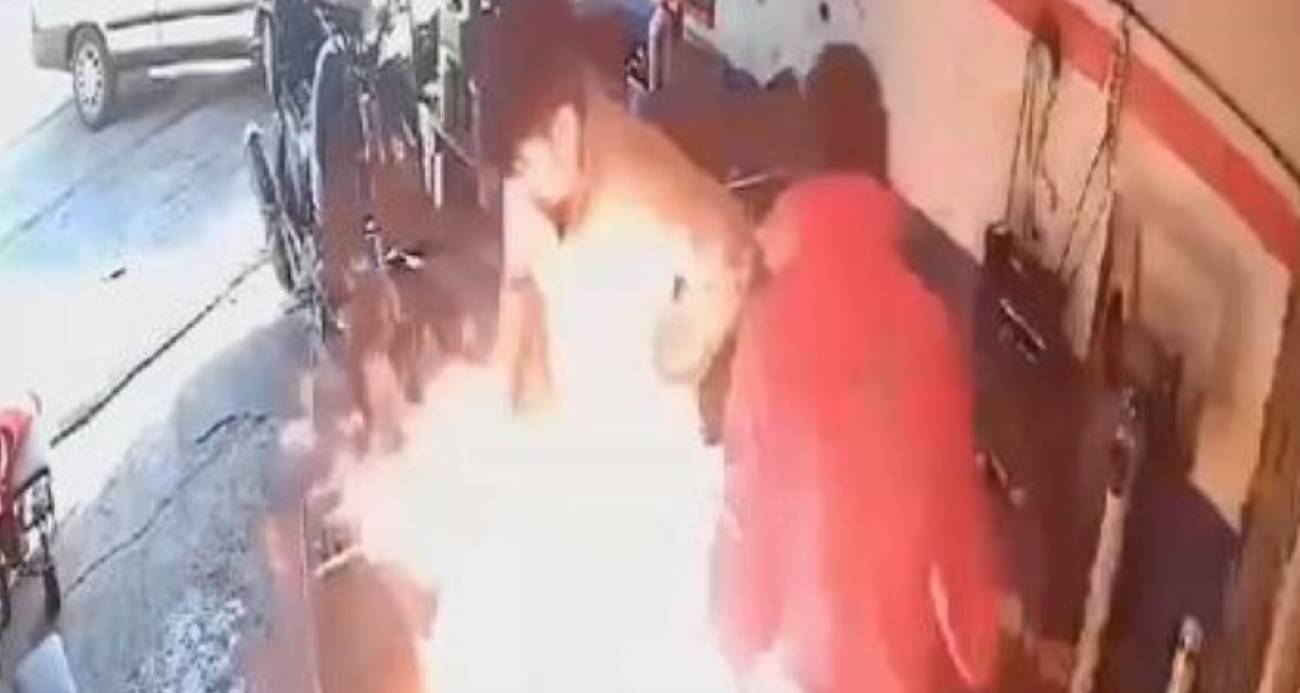 Motosikletteki yangına yanıcı maddeyle müdahale edince alevlerin arasında kaldılar: O anlar kamerada