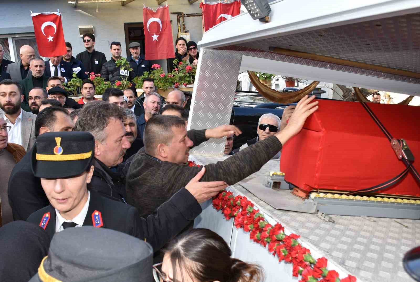 Bilecikli şehidin evinde helallik alınırken kardeşi abisinin üniformasını giydi