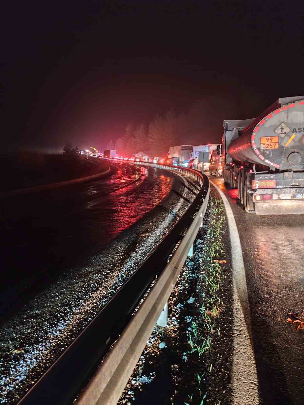 Elazığ’da tır devrildi: Kilometrelerce araç kuyruğu oluştu