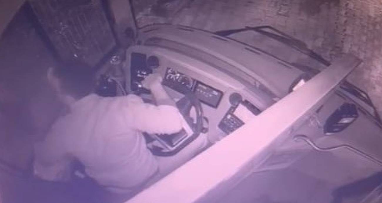 Çok sayıda yolcunun bulunduğu otobüse silahlı saldırı anı kamerada