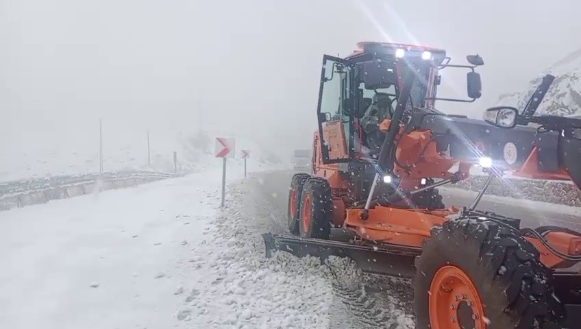 Kop Dağı’nda yoğun kar yağışı: Karayolları ekipleri gece boyu seferber oldu