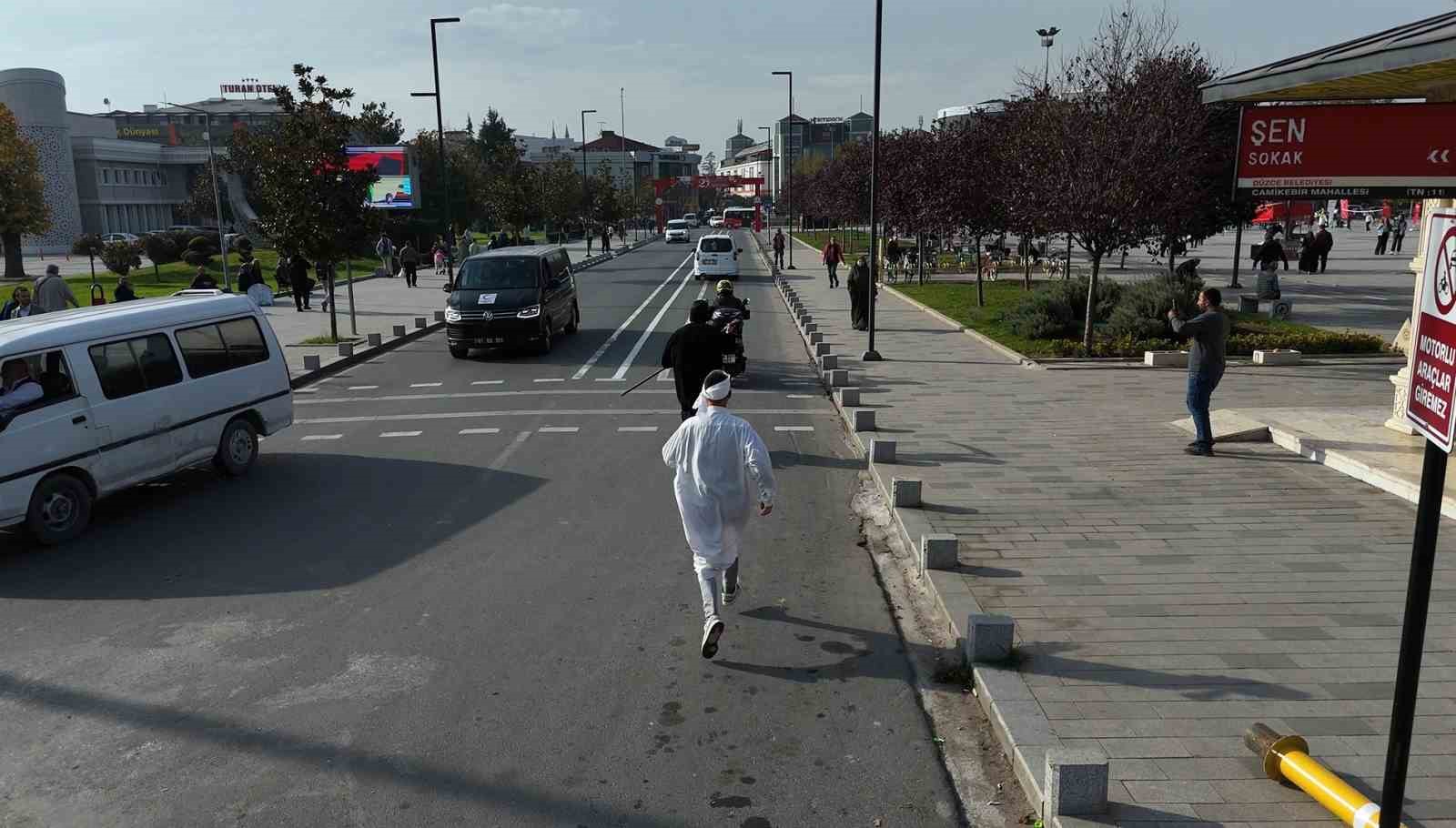 Hızlı giden motosikleti kazalara dikkat çekmek için kovaladılar