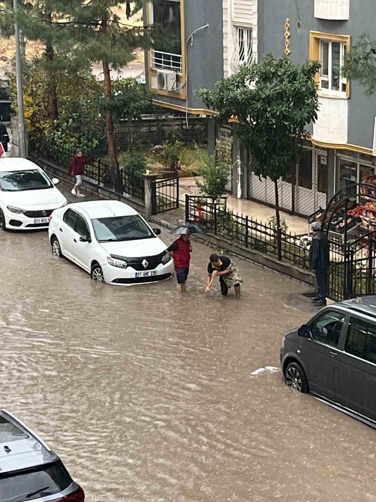 Batman’da yağış cadde ve sokakları göle çevirdi, vatandaş rögarları kendi imkanlarıyla açtı