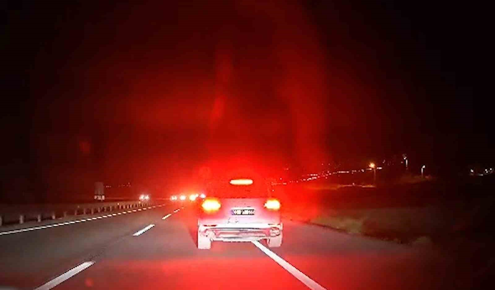 Korku dolu anlar kamerada: Bir ailenin can güvenliğini tehlikeye atan trafik magandası yakalandı