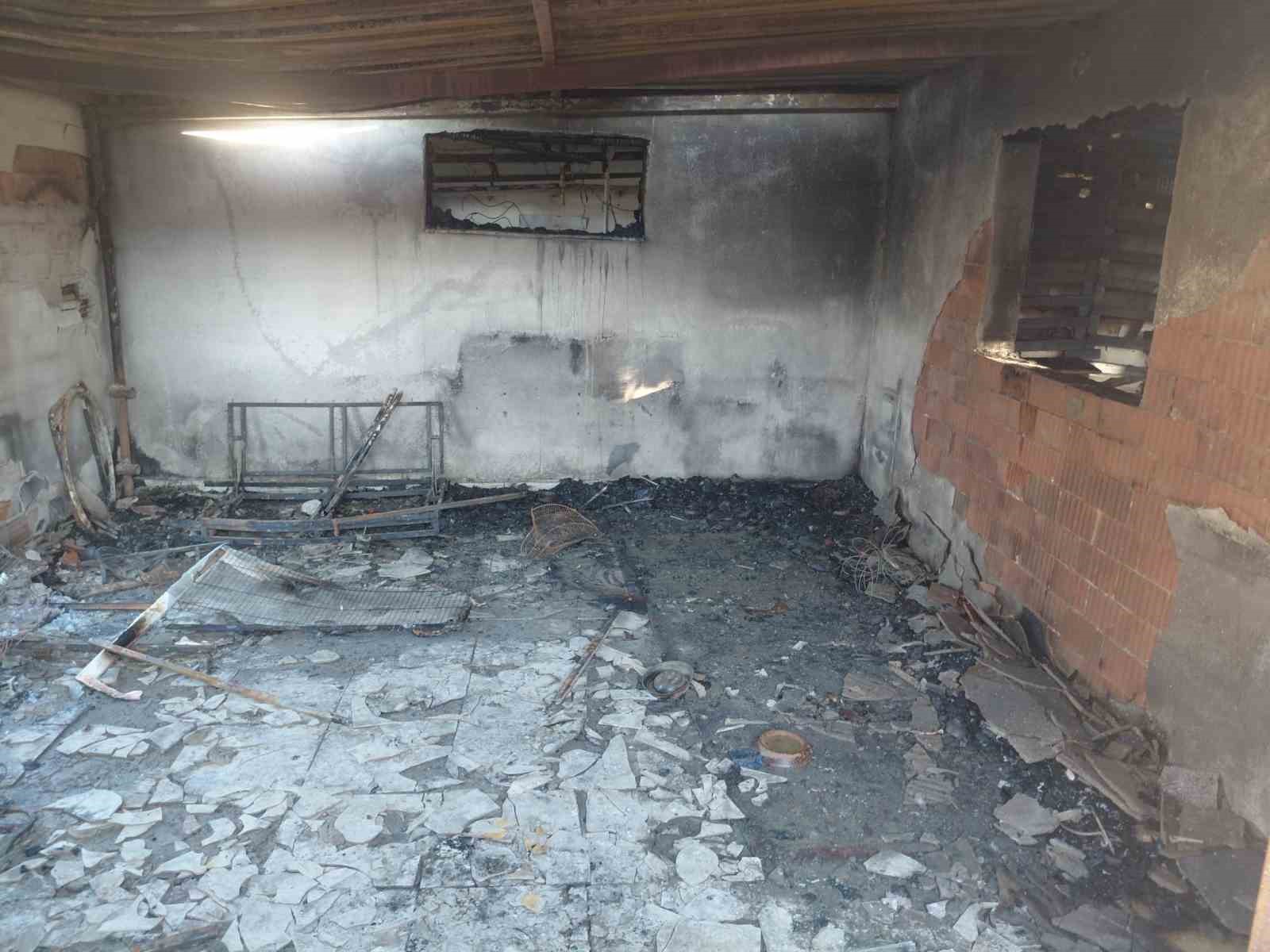 Evde çıkan yangında hayatını kaybetti, 20’den fazla kedi de telef oldu