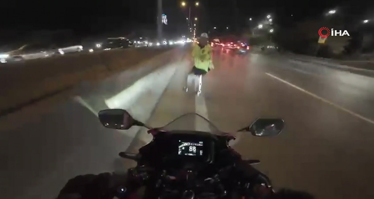 Maltepe’de motosikletin çarptığı trafik polisi yaralandı: Kaza anı kamerada